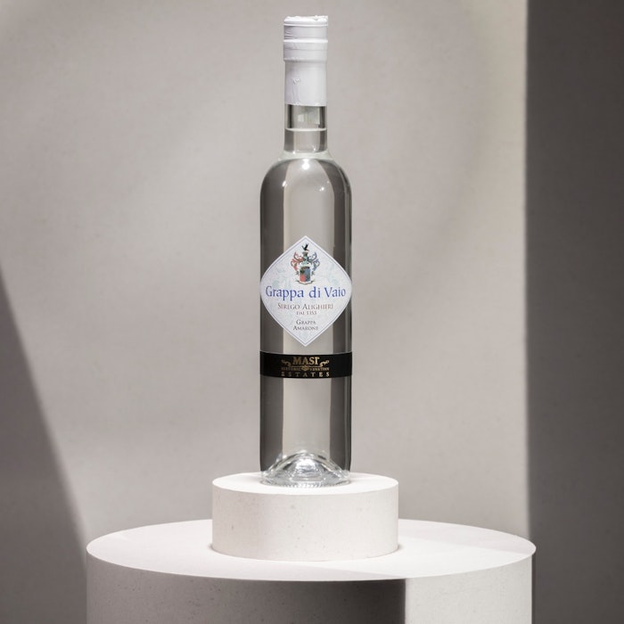 https://www.datocms-assets.com/50627/1657179304-1-1-grappa-di-amarone-seregoalighieri-bianca.jpg?auto=format&h=700