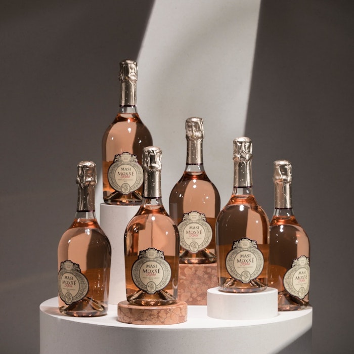 https://www.datocms-assets.com/50627/1657528612-1-1-moxxe-masi-pinotgrigio-rose-jpeg.jpeg?auto=format&h=700