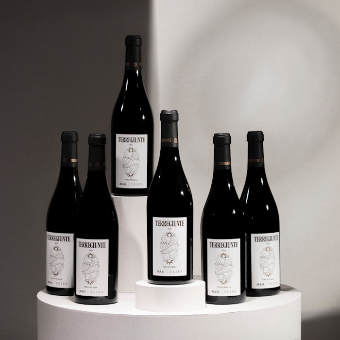 https://www.datocms-assets.com/50627/1657617799-1-1-terregiunte-vino-italia-boscaini-vespa-bundle.jpeg?auto=format&h=700