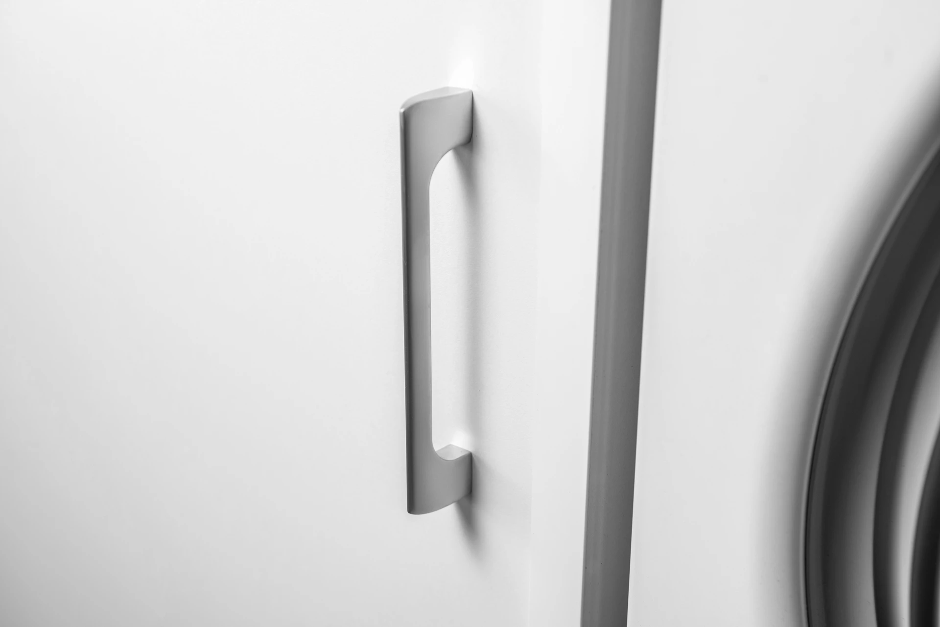 Aluminium handle for washing machine cabinet