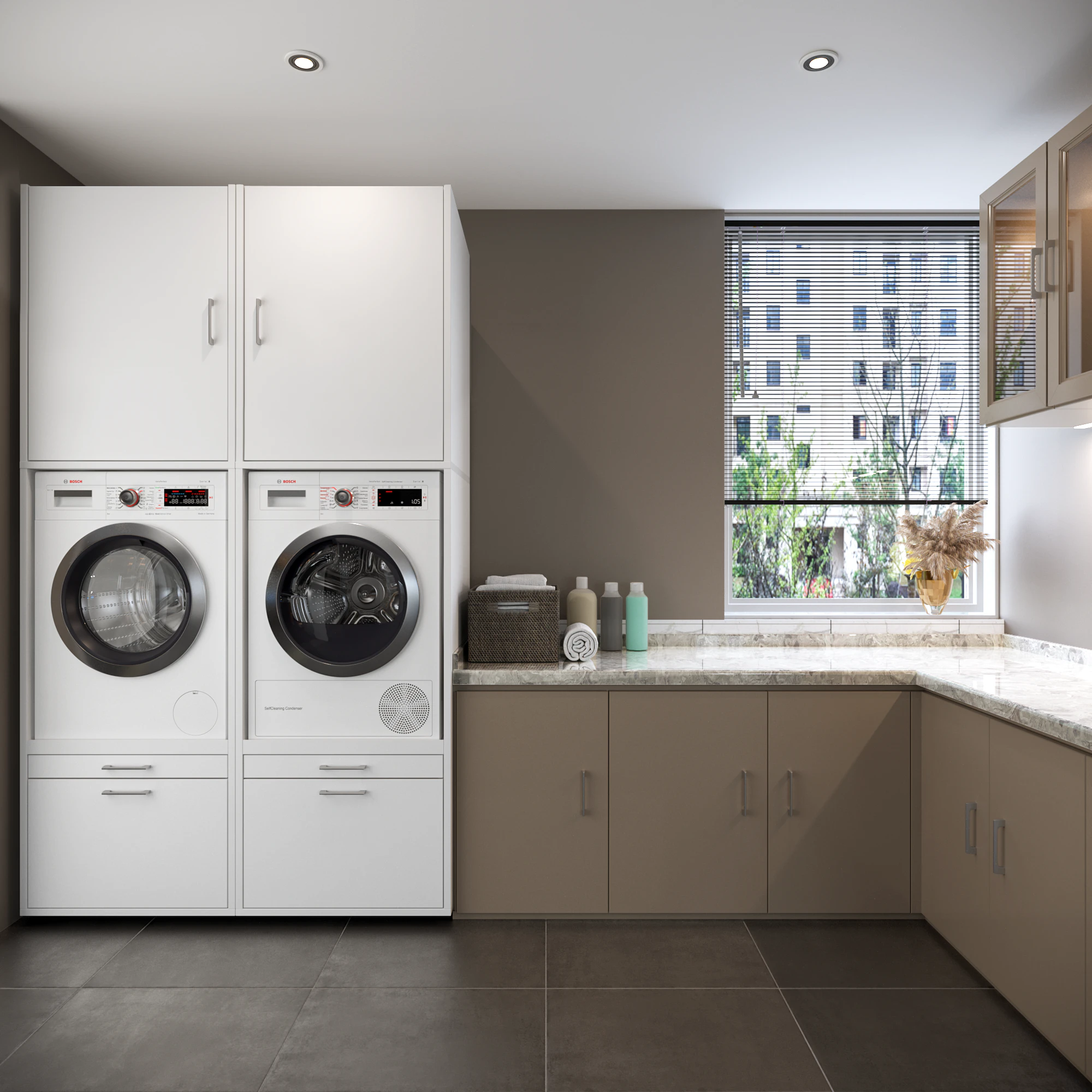 Weißer Waschmaschinenschrank mit Aufsatzschränken in Waschküche mit L-Form