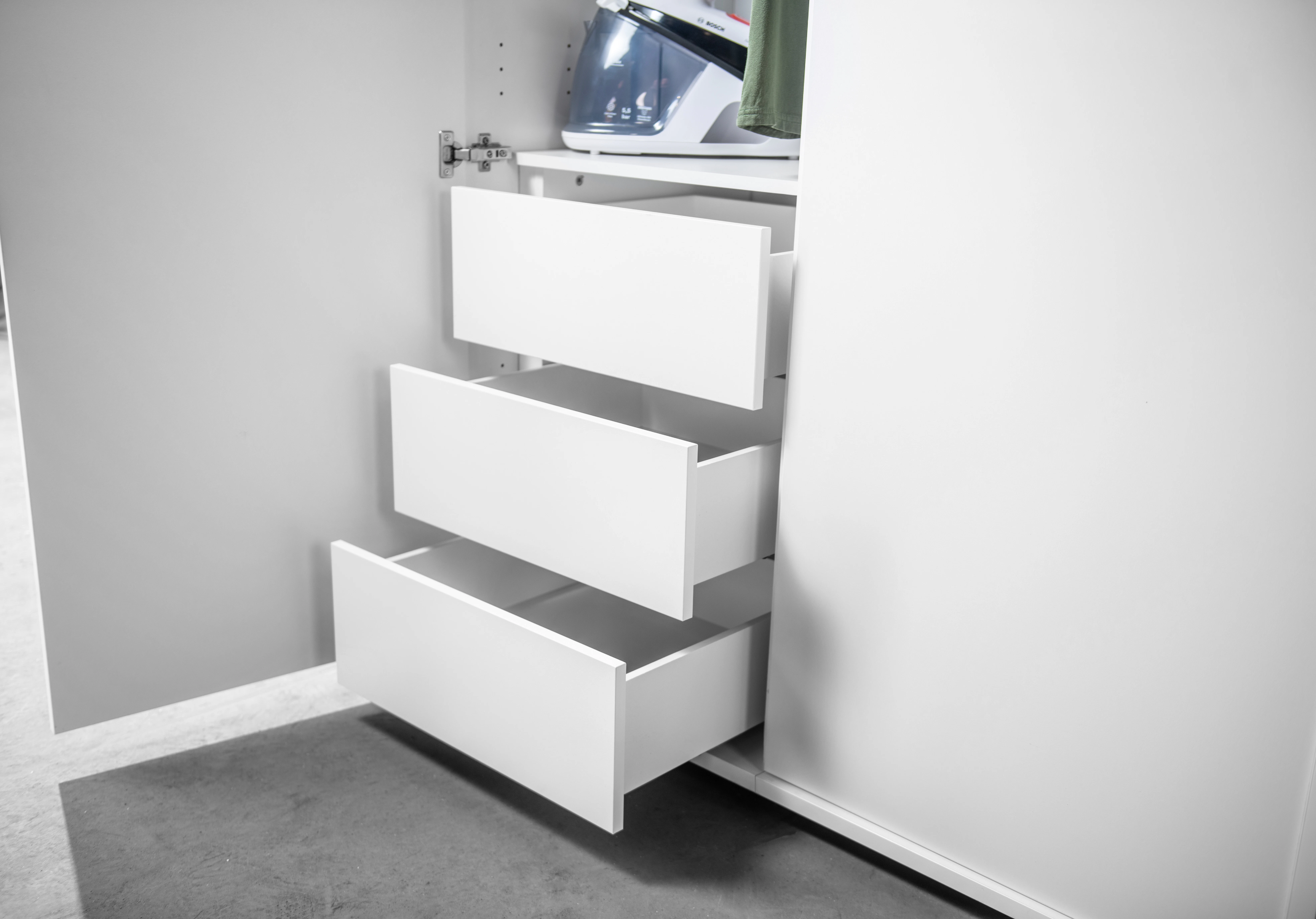Lifestyle picture of drawer unit with open drawers