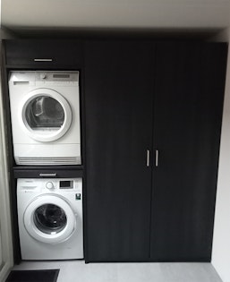 Tour de lavage en noir avec armoires hautes