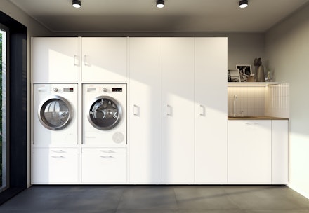 Waschmaschinenschrank mit drei Hochschränken context