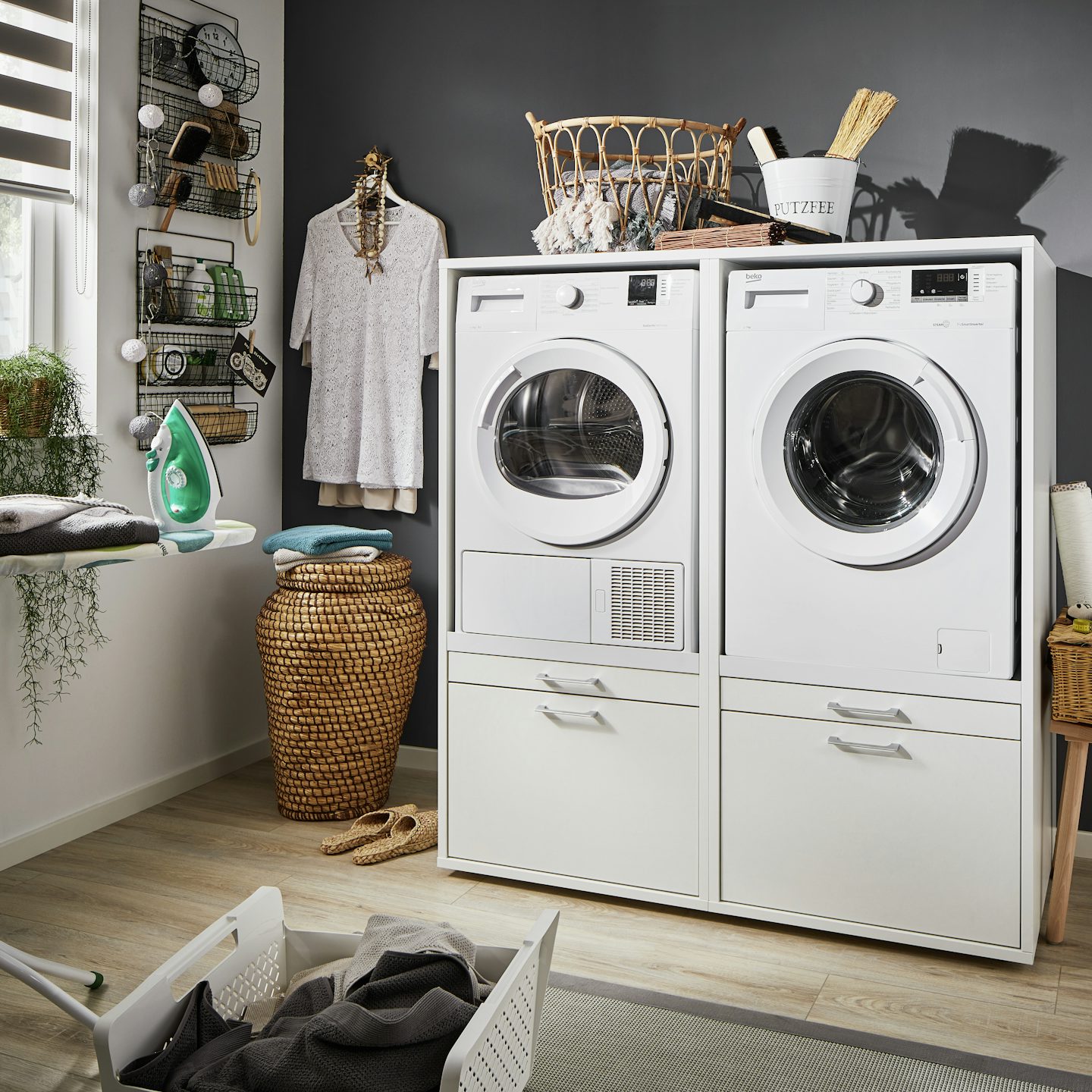 Hauswirtschaftsraum mit weißem Schrank für Waschmaschine und Trockner nebeneinander