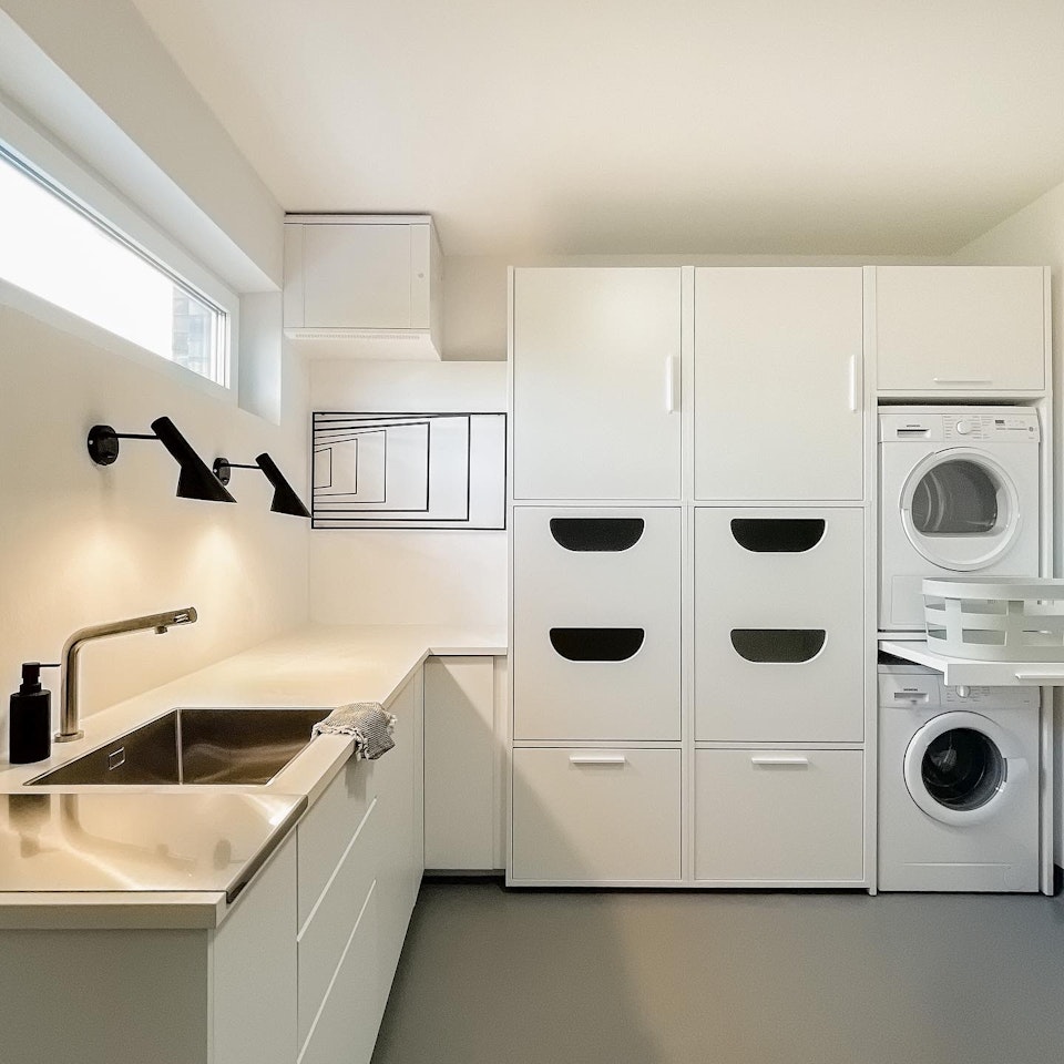 Inspiratie voor bijkeuken, wasmachine en droger handig op elkaar geplaatst in wasmachinekast met keukenblok