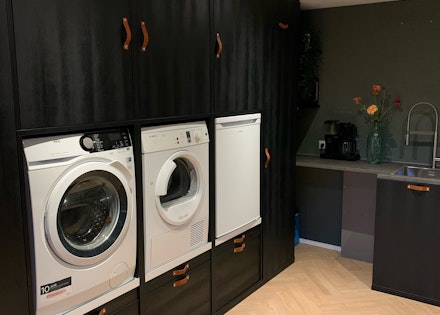 Inspiratie voor indeling van washok: zwarte wasmachine kast met koelkast met wastafel meubel