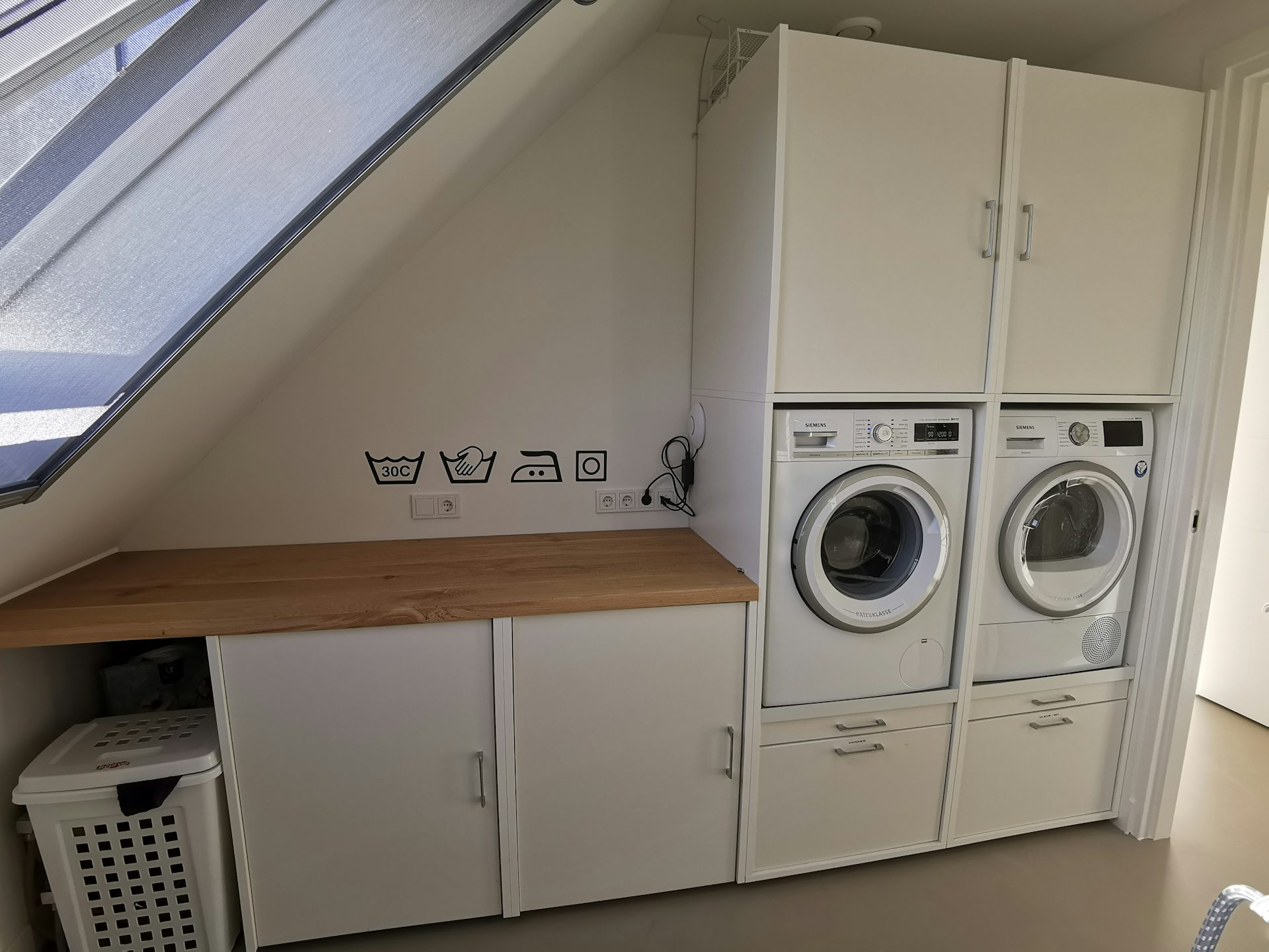 Kast boven wasmachine op zolder met schuindak