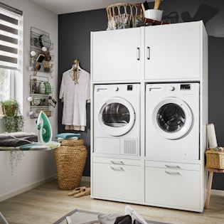 TÜV Rheinland zertifizierter weißer Waschmaschinenschrank mit Trockner und Waschmaschine nebeneinander