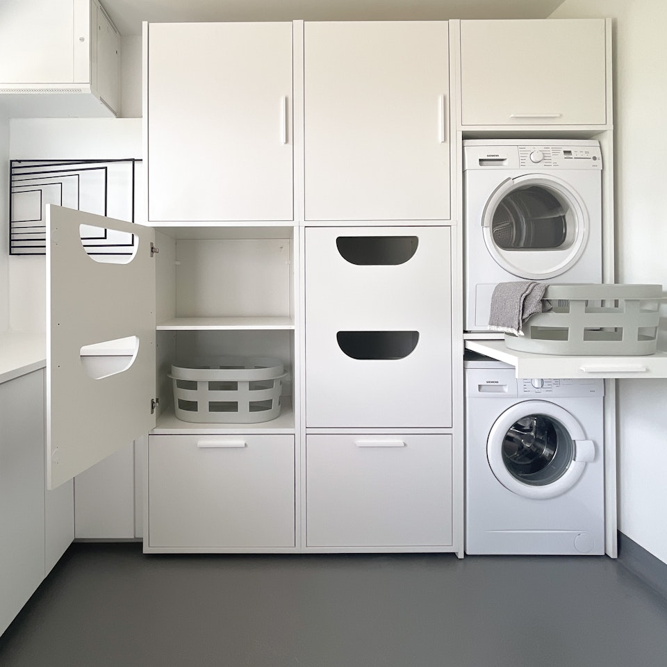 Inspiratie voor het inrichten van je bijkeuken of wasruimte met een witte kastenwand voor het inbouwen van je wasmachine en droger