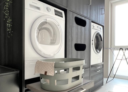 Ideale werkhoogte voor wasmachine en droger door verhoging van 60 cm  in wasmachine kast met lade