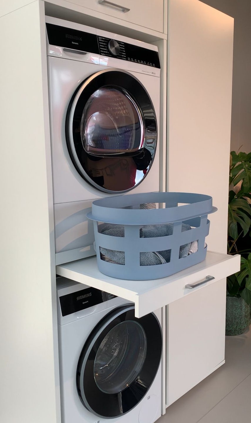 Ook al heb je een klein washok, wastoren heeft genoeg ideeen voor het inrichten van je wasruimte. Denk bijvoorbeeld aan een wasmachine kast waarbij je wasmachine en droger veilig op elkaar staan. Bovendien behoud je voldoende opbergruimte