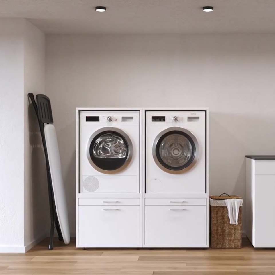 Entwurf eines Waschmaschinenschranks mit genug Stauraum zum organisieren des Hauswirtschaftsraums.