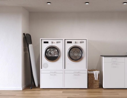 Waschmaschinenschrank als Putzmittel Organizer, mit Erweiterungen Bügelbrett und Wäsche verstecken.