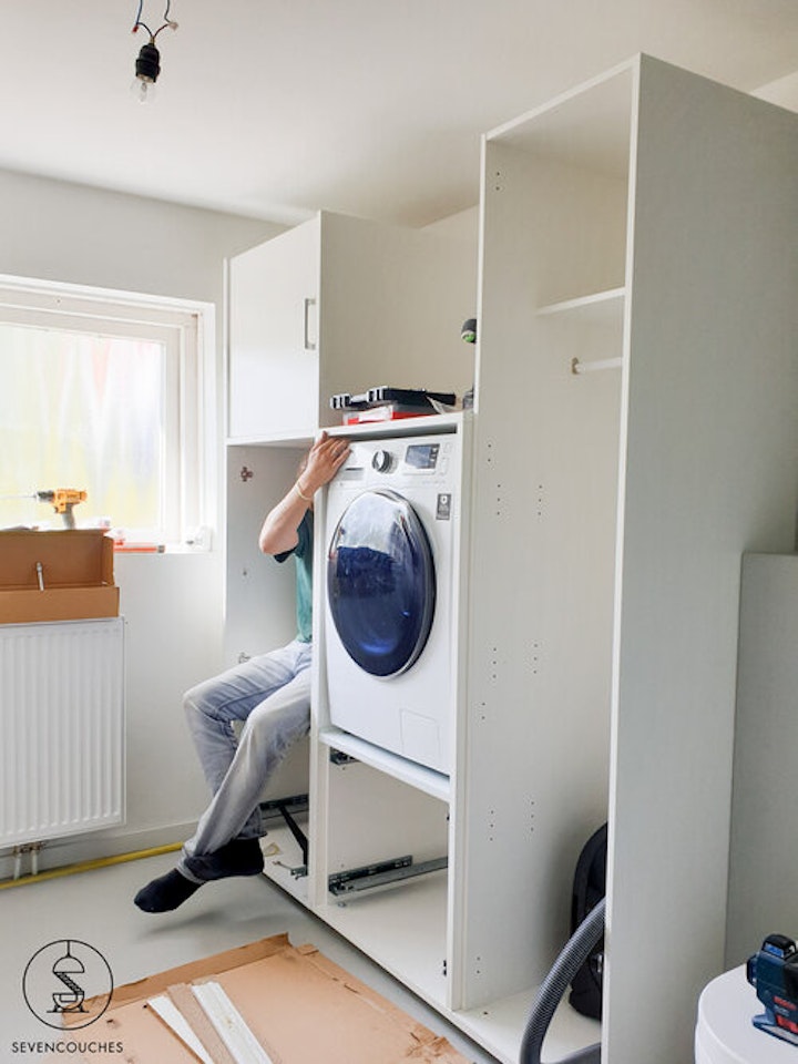 Weiße Schrankwand von Waschturm korrekt installieren