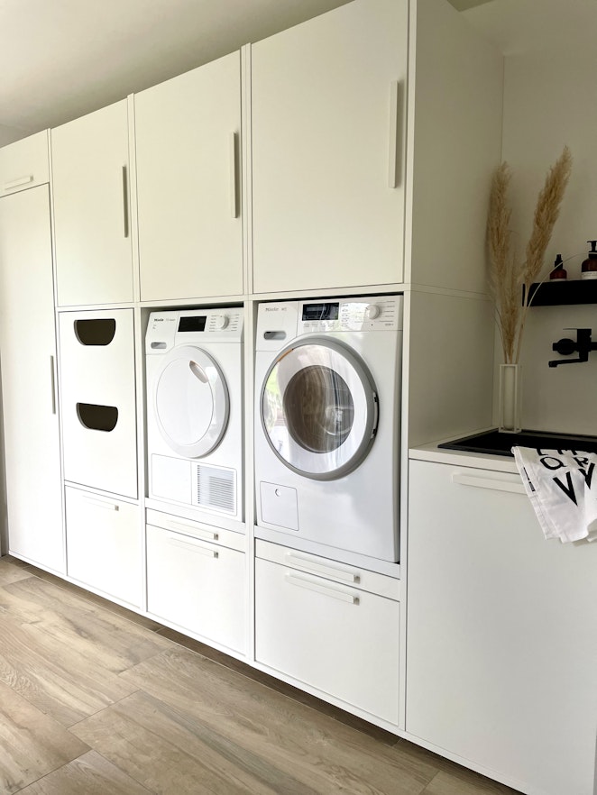 Waschturm Idee für eine weiße Schrankwand mit Waschmaschine und Trockner erhöht. Dazu Spüle mit Unterschrank