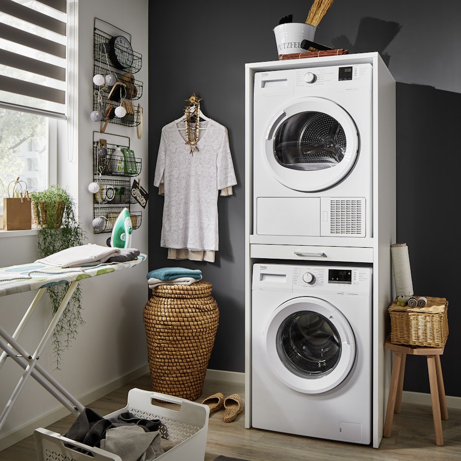 Een wasmachine kast met tussenstuk voor wasmachine en droger. Plaats je droger veilig bovenop je wasmachine