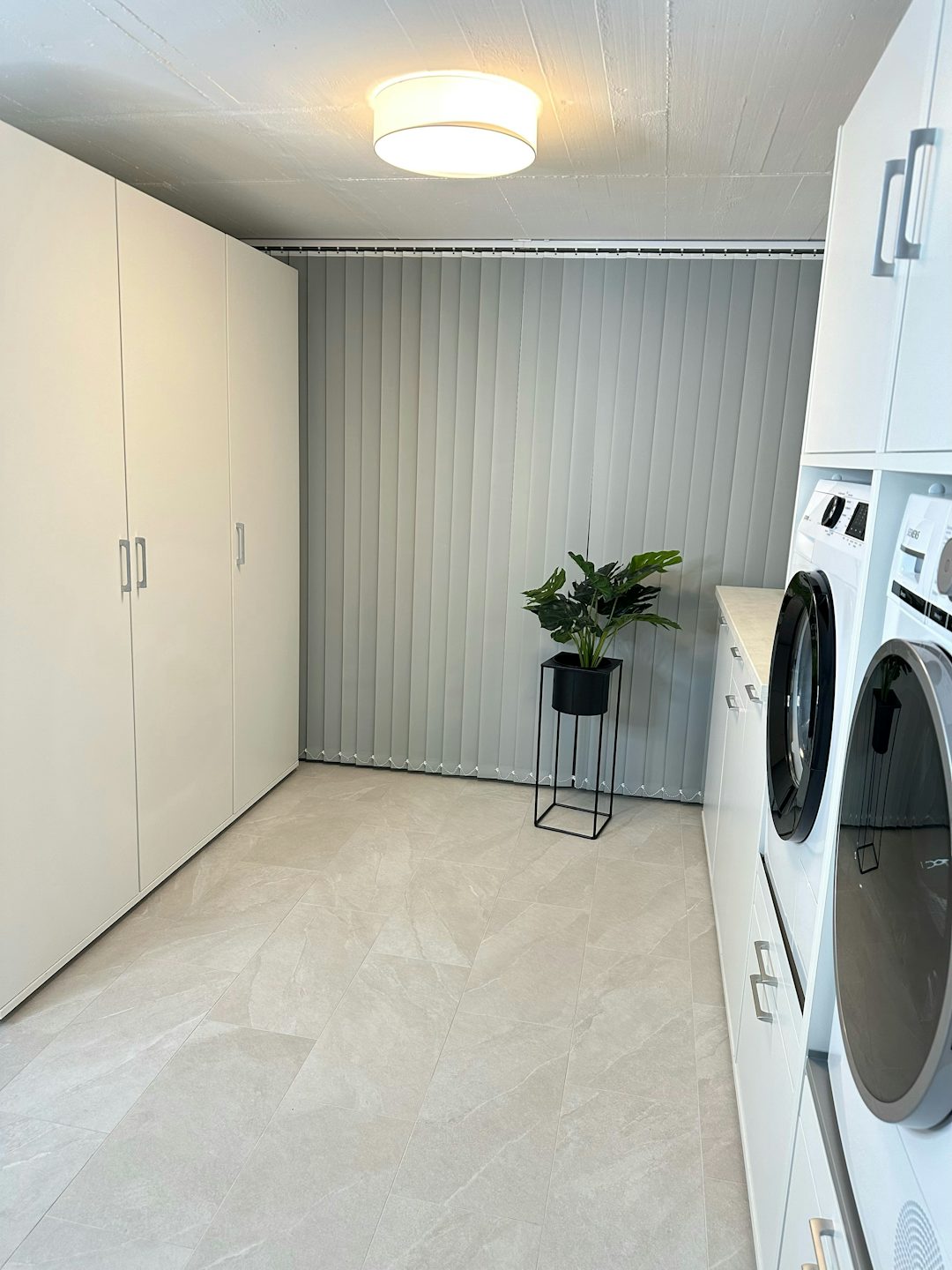 Waschmaschine oder Rohre oder Heizung hinter Vorhang verschwinden lassen und weiße Schränke in den Raum integrieren