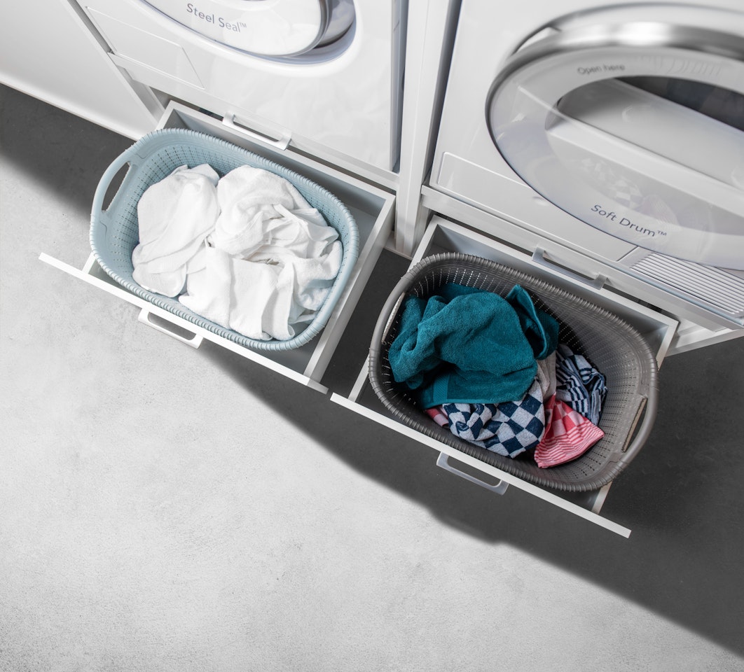 dubbele wasmachine droger kast wit met korflades voor wasmanden
