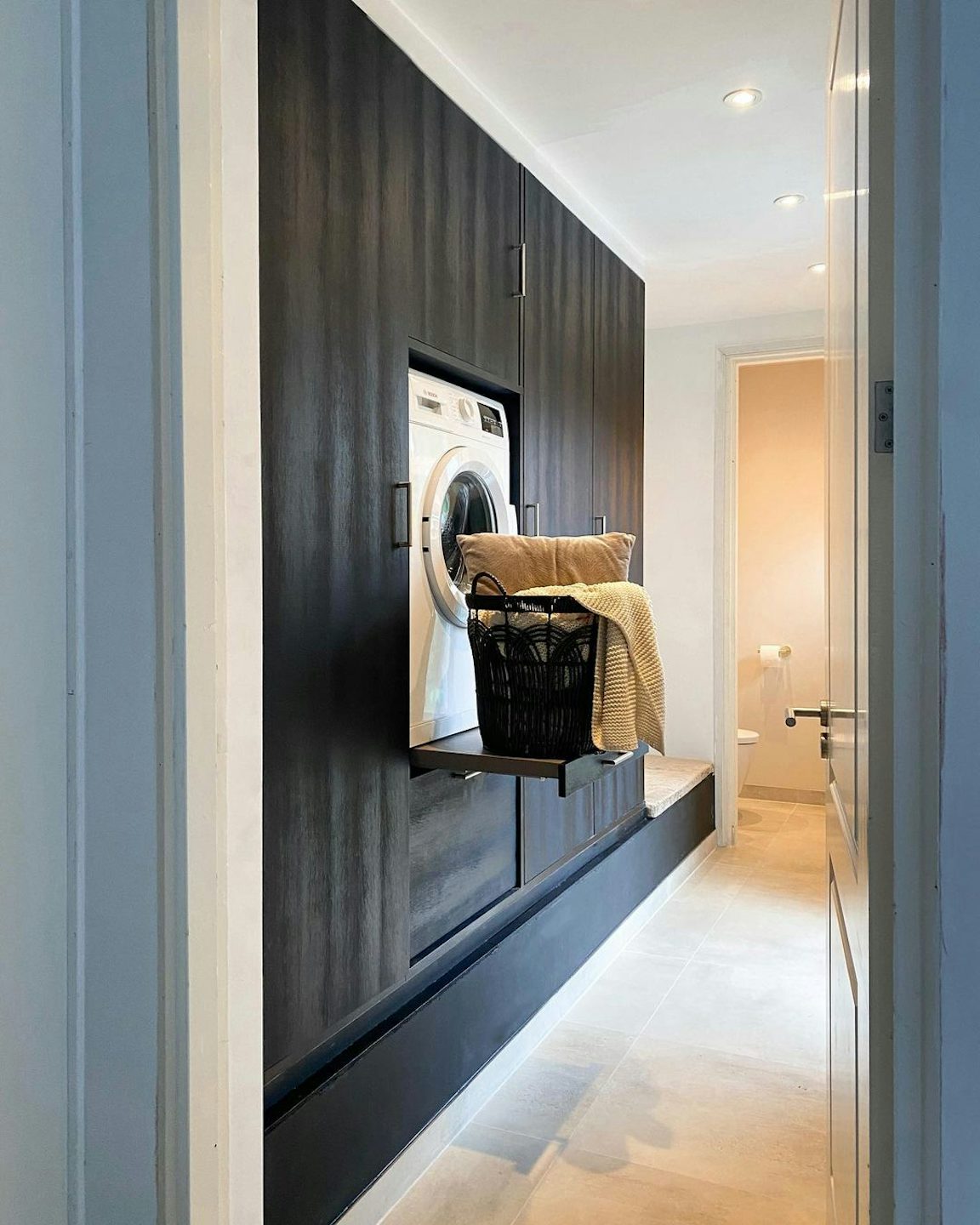 wasmachine kast zwart inspiratie smalle ruimte uittrekplateau met opbergkasten met deuren bijkeuken