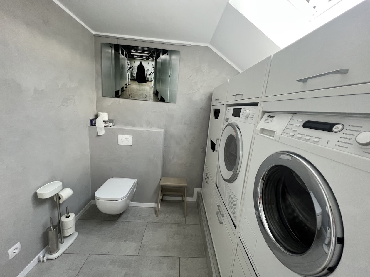 dubbele wasmachine kast wit in badkamer inspiratie ideeen in een grijze badkamer met opzetkasten en korfdlades naast elkaar en uittrekplateau wasmachine en droger wc