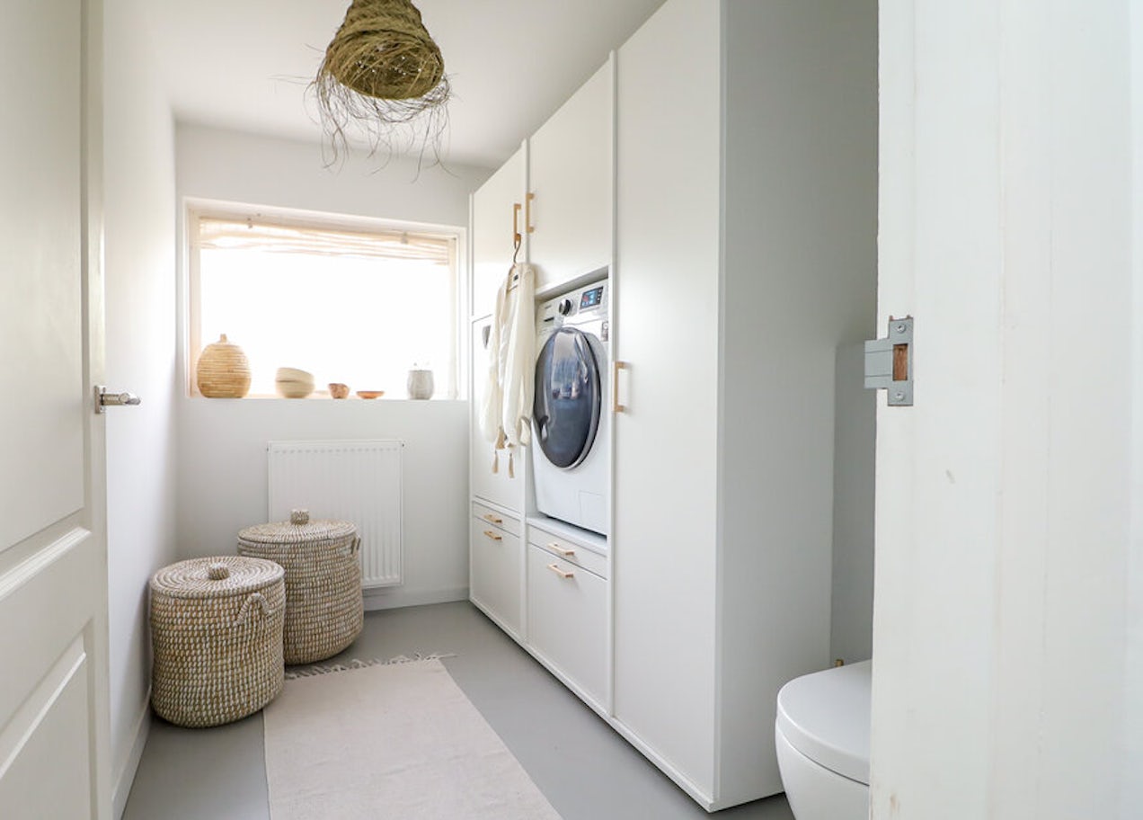 wasmachine kast in badkamer inspiratie wit dubbel ideeen verhoger met hoge kast en opbergkasten en uittrek plateau naast wc