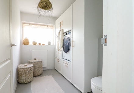 wasmachine kast in badkamer inspiratie wit dubbel ideeen verhoger met hoge kast en opbergkasten en uittrek plateau naast wc