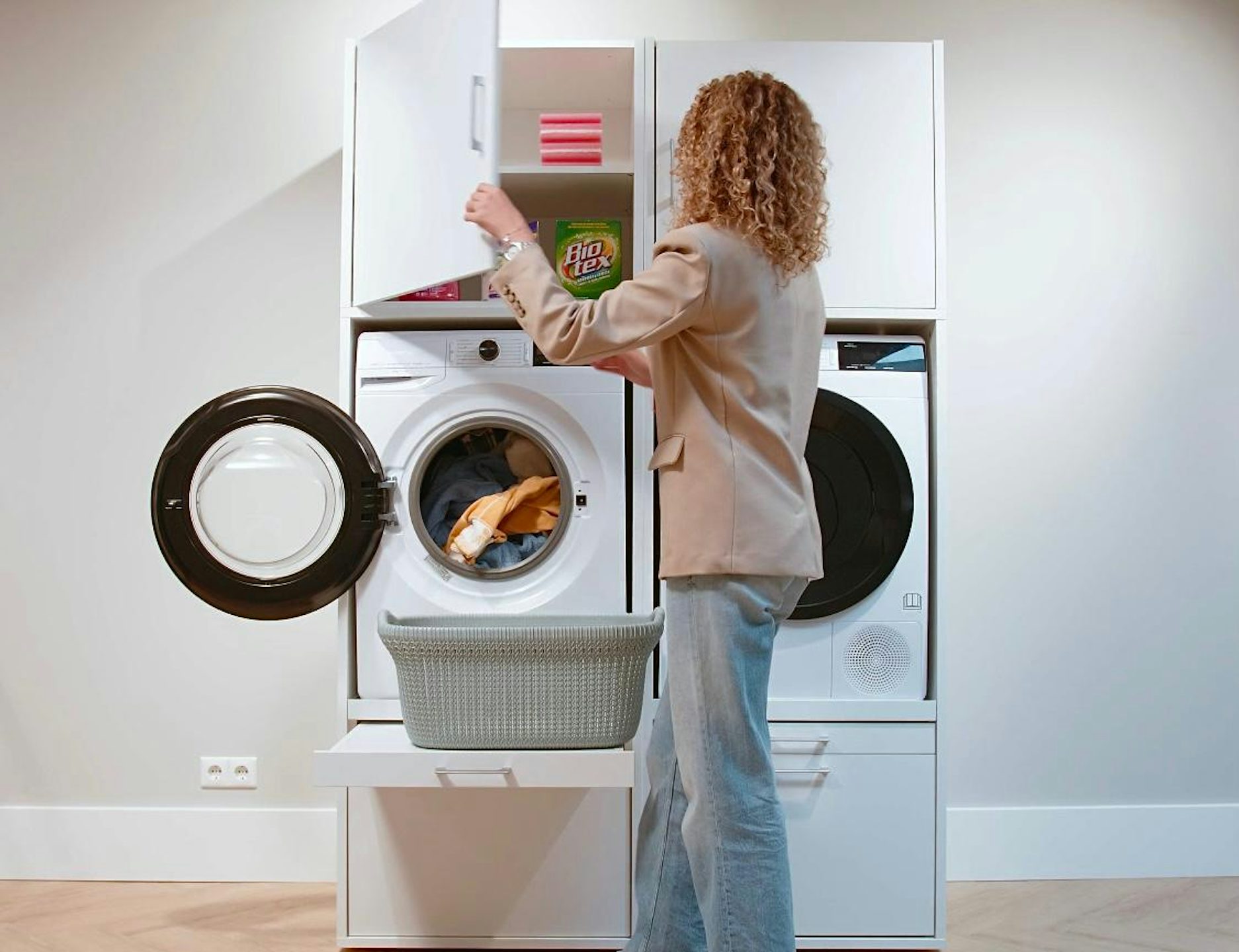 dubbele wasmachine kast wit met opberg bovenkasten inspiratie ideeen opruimen wasproducten wasbenodigdheden met uittrekplateau voor wasmand wasmachine en droger naast elkaar met korflade