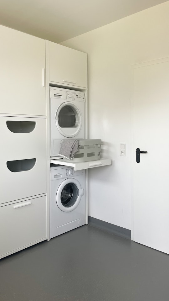 Plaats je droger op de wasmachine zonder tussenstuk maar met een wasmachine ombouw kast van Wastoren! Met handige uittreklade voor de wasmand
