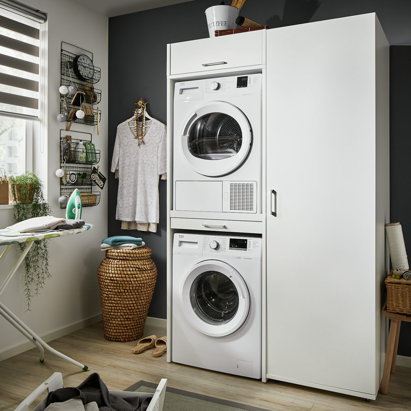 Kan een droger op je wasmachine of andersom? Een droger kan op de wasmachine worden gezet met een tussenstuk of speciale kast ombouw voor wasmachine en droger