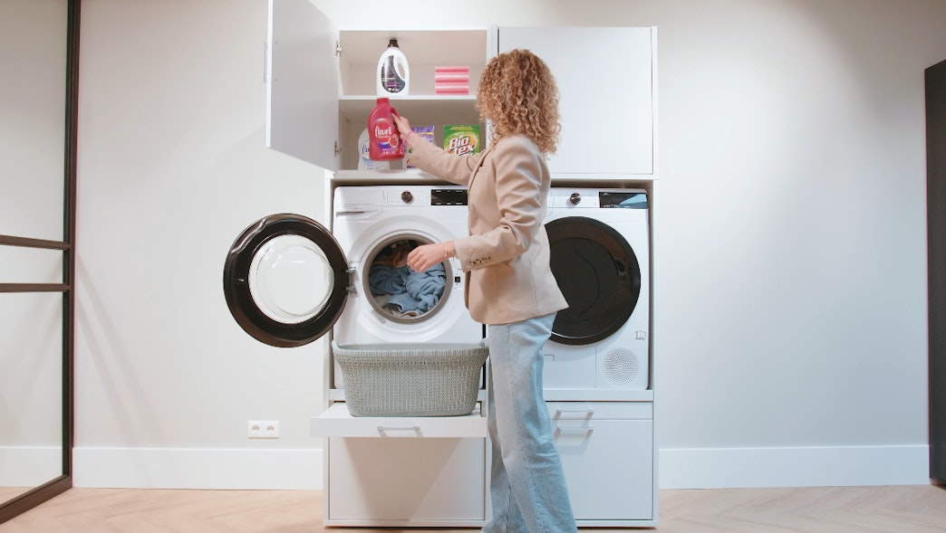 Video met witte wasmachine kast. Ook jouw wasruimte wordt dankzij Wastoren omgetoverd van een rommelige naar strakke wasruimte! Nooit meer bukkend de was doen met wasmachine en droger naast elkaar