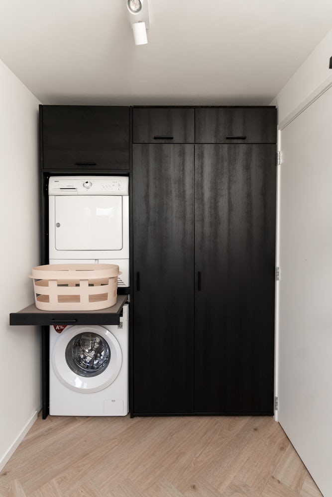Wastoren zwarte wasmachine kast voor wasmachine en droger. Zet de droger boven op de wasmachine of stapel een inbouw koelkast en vriezer op elkaar! Het kan dankzij de ombouw kast van Wastoren.