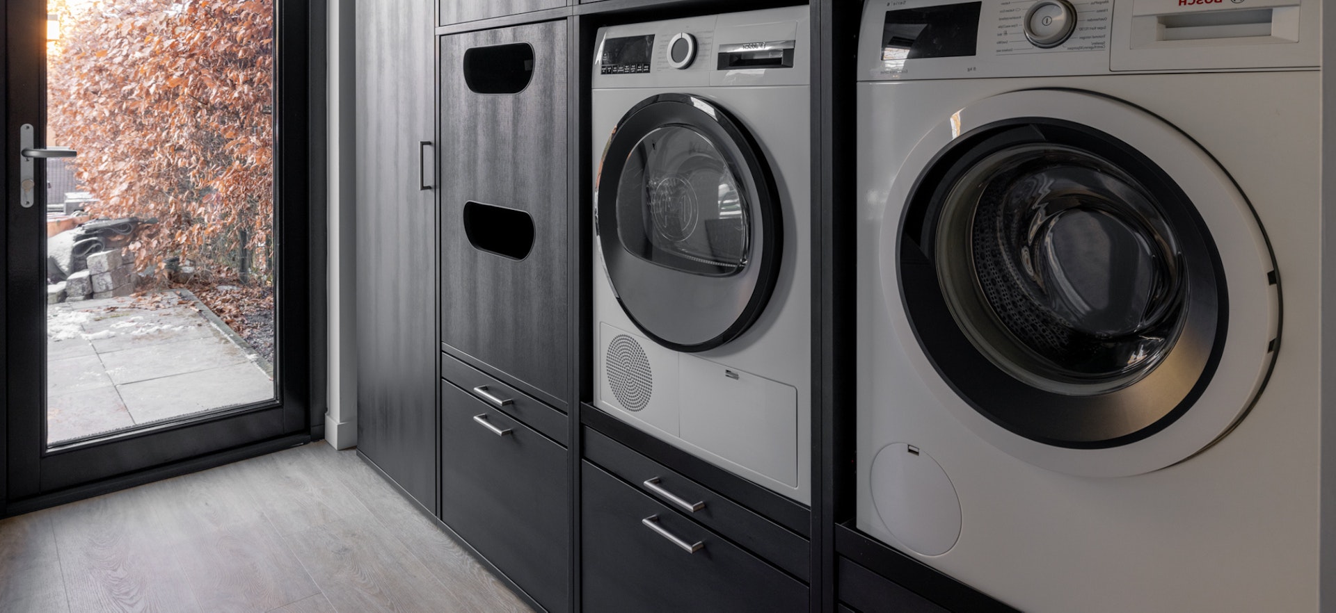 Trovate qui l'ispirazione per la vostra lavanderia, il bagno, il retrocucina o il ripostiglio! Wastoren ha la soluzione perfetta: un mobile per lavatrice nero con spazio aggiuntivo e cassetto per il cesto della biancheria!