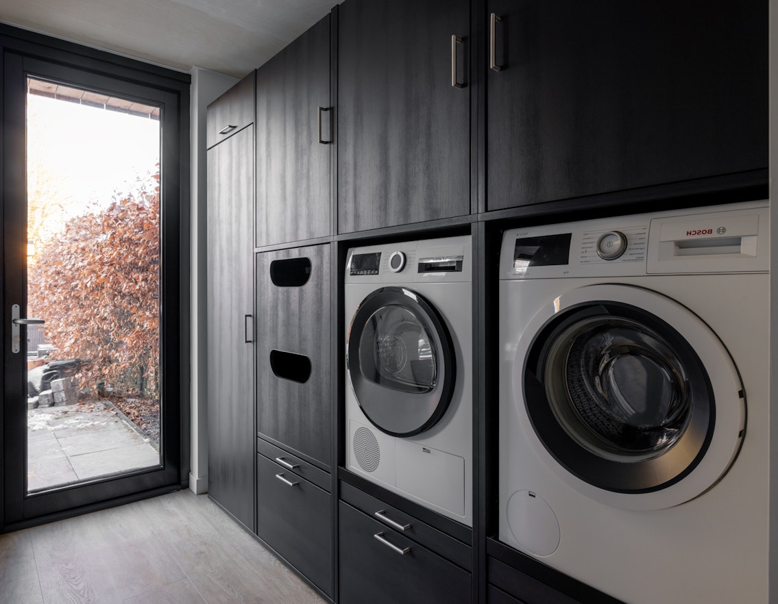 Washtower Trovate qui l'ispirazione per la vostra lavanderia, il bagno, il retrocucina o il ripostiglio! Wastoren ha la soluzione perfetta: un mobile per lavatrice nero con spazio aggiuntivo e cassetto per il cesto della biancheria!