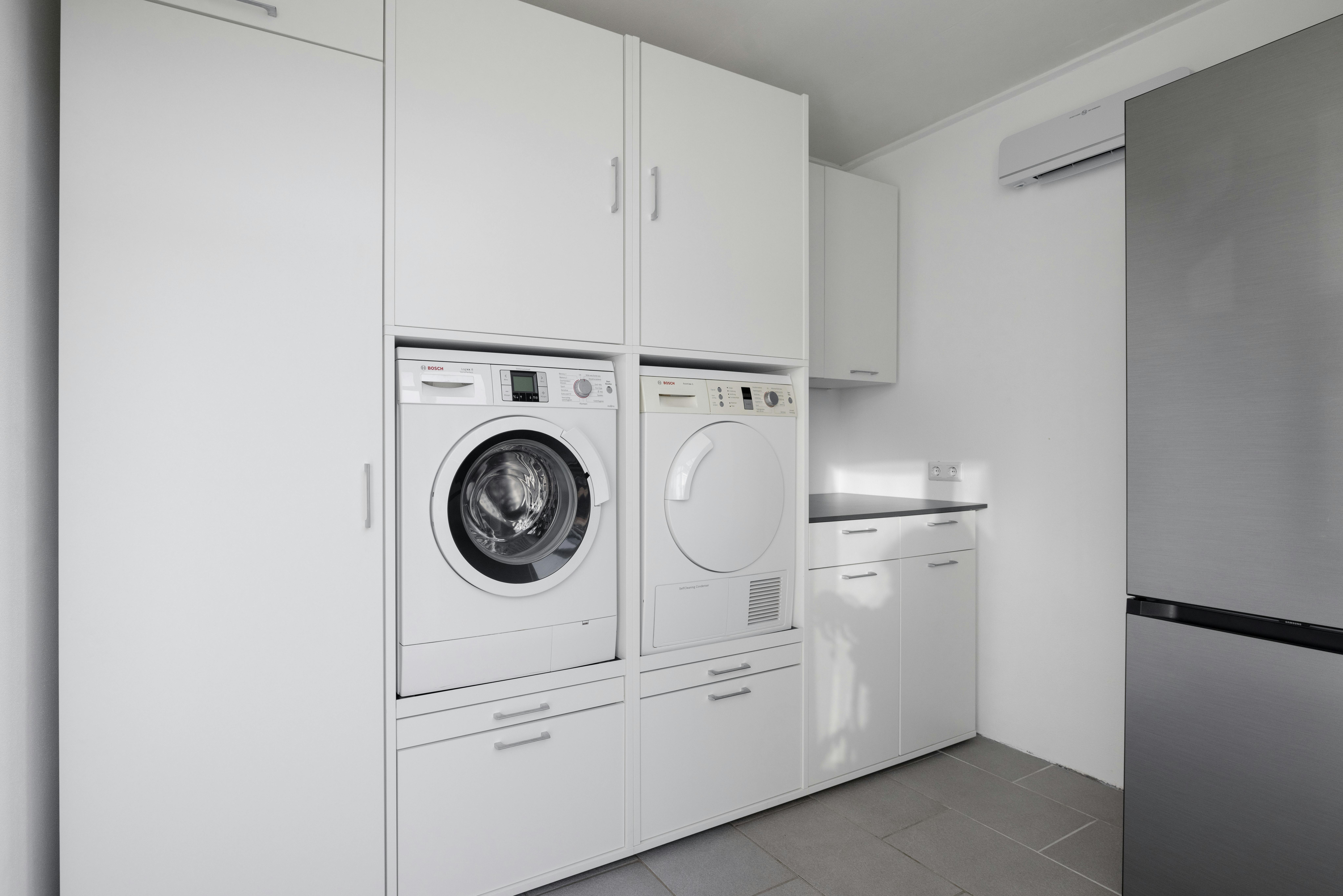 Bijkeuken opstelling van Wastoren! Witte wasmachine kast voor wasmachine en droger met onderkasten en keukenblok. Ook geschikt voor inbouw koelkast of vriezer