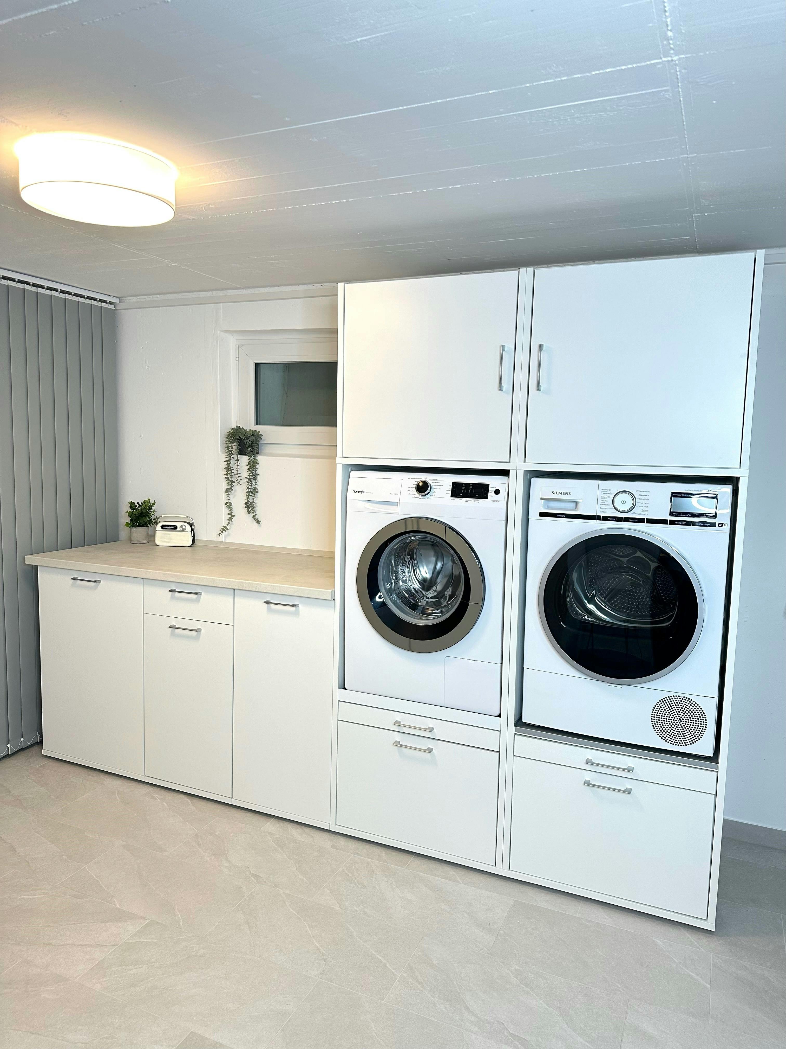 Witte wasmachine kast met keukenblok in berging of garage. Alles is mogelijk met de wasmachinekasten van Wastoren