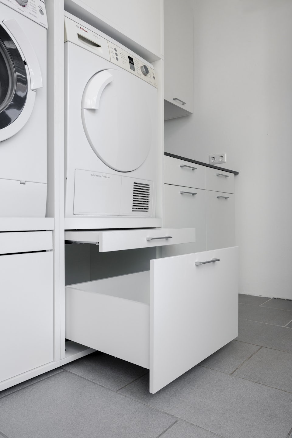 Dubbele wasmachine kast wit met uittrekplateau en korflade en wasmachine en droger naast elkaar met onderkasten en keukenblad en lade opties