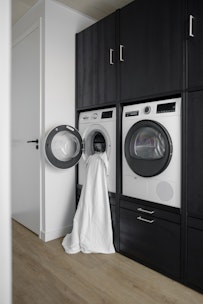 dubbele wasmachine kast zwart waskast met wasmachine en droogkast naast elkaar inspiratie ideeen