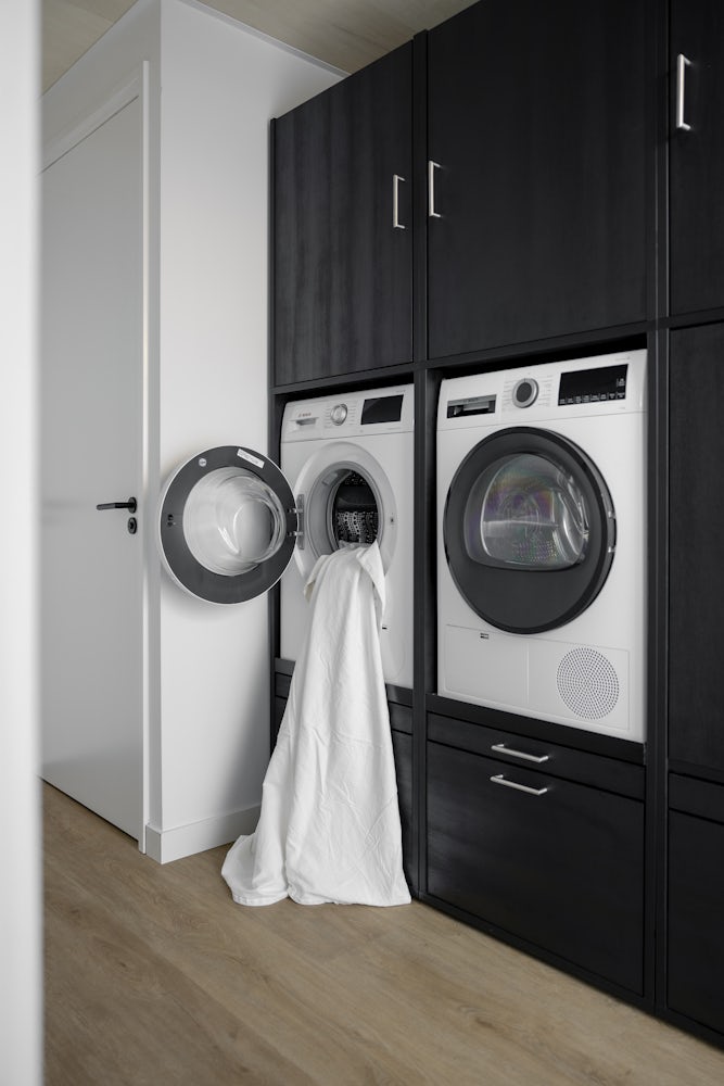 Wastoren waskast dubbel met wasmachine en droogkast naast elkaar inspiratie ideeen zwart meubel interieur