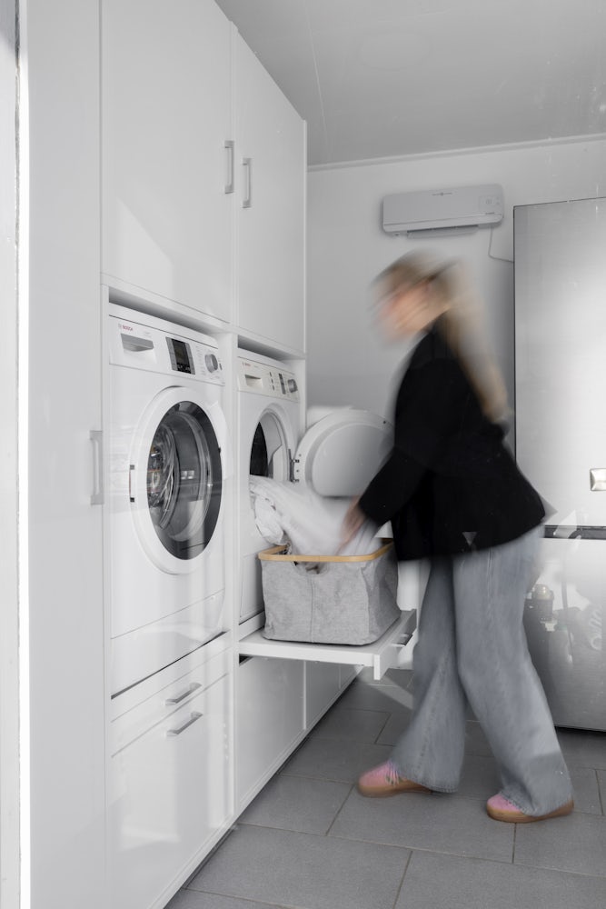 Wastoren wasmachine verhoger dubbel met wasmachine en droogkast naast elkaar wit waskast met uittrekplateau voor wasmand wasplaats bijkeuken inspiratie en ideeen 60 cm verhoogd met opbergkasten voor wasproducten