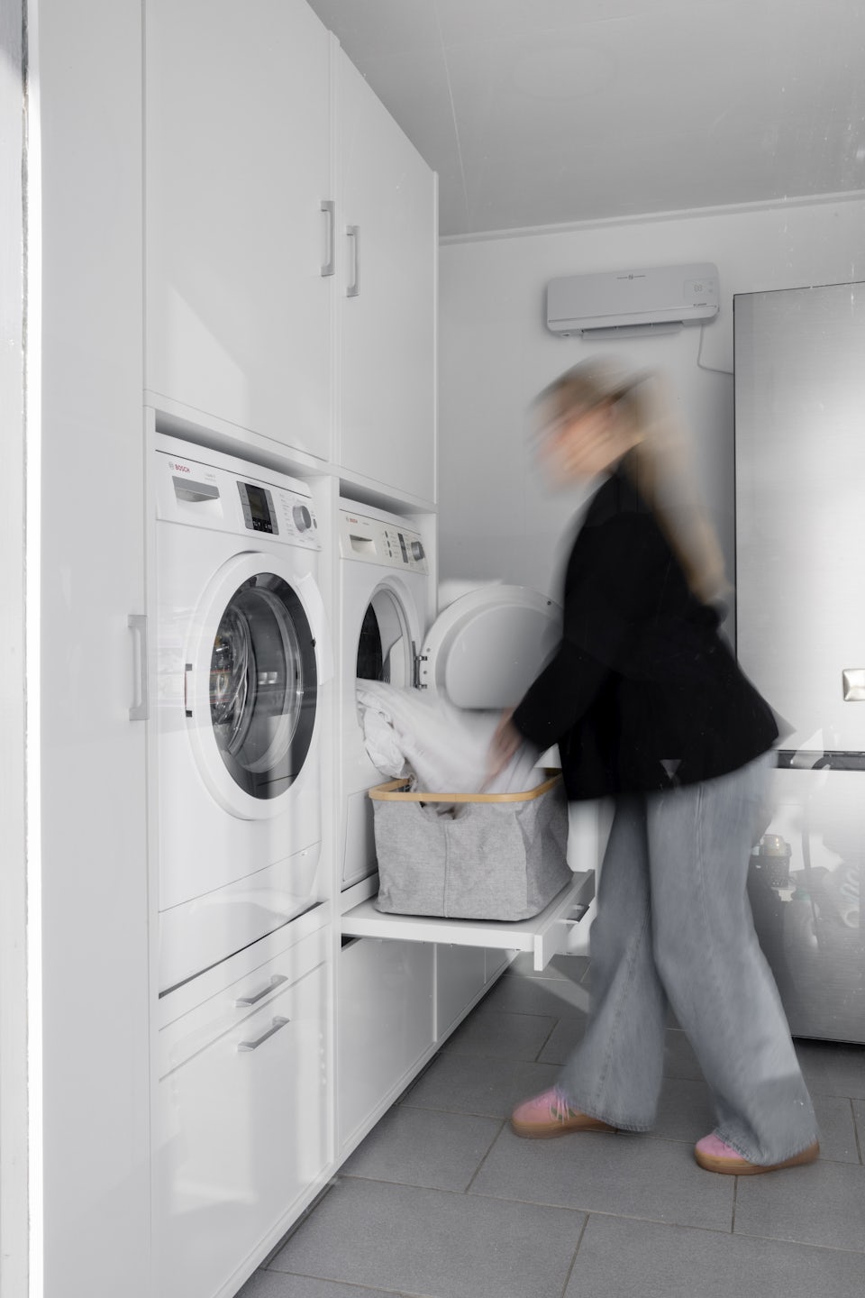 wasmachine verhoger dubbel met wasmachine en droogkast naast elkaar wit waskast met uittrekplateau voor wasmand wasplaats bijkeuken inspiratie en ideeen 60 cm verhoogd met opbergkasten voor wasproducten