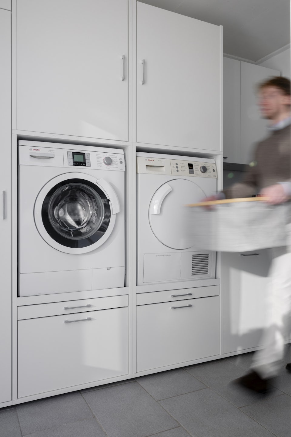 dubbele waskast met wasmachine en droogkast naast elkaar wit bijkeuken inspiratie ideeen met opbergkasten voor wasproducten