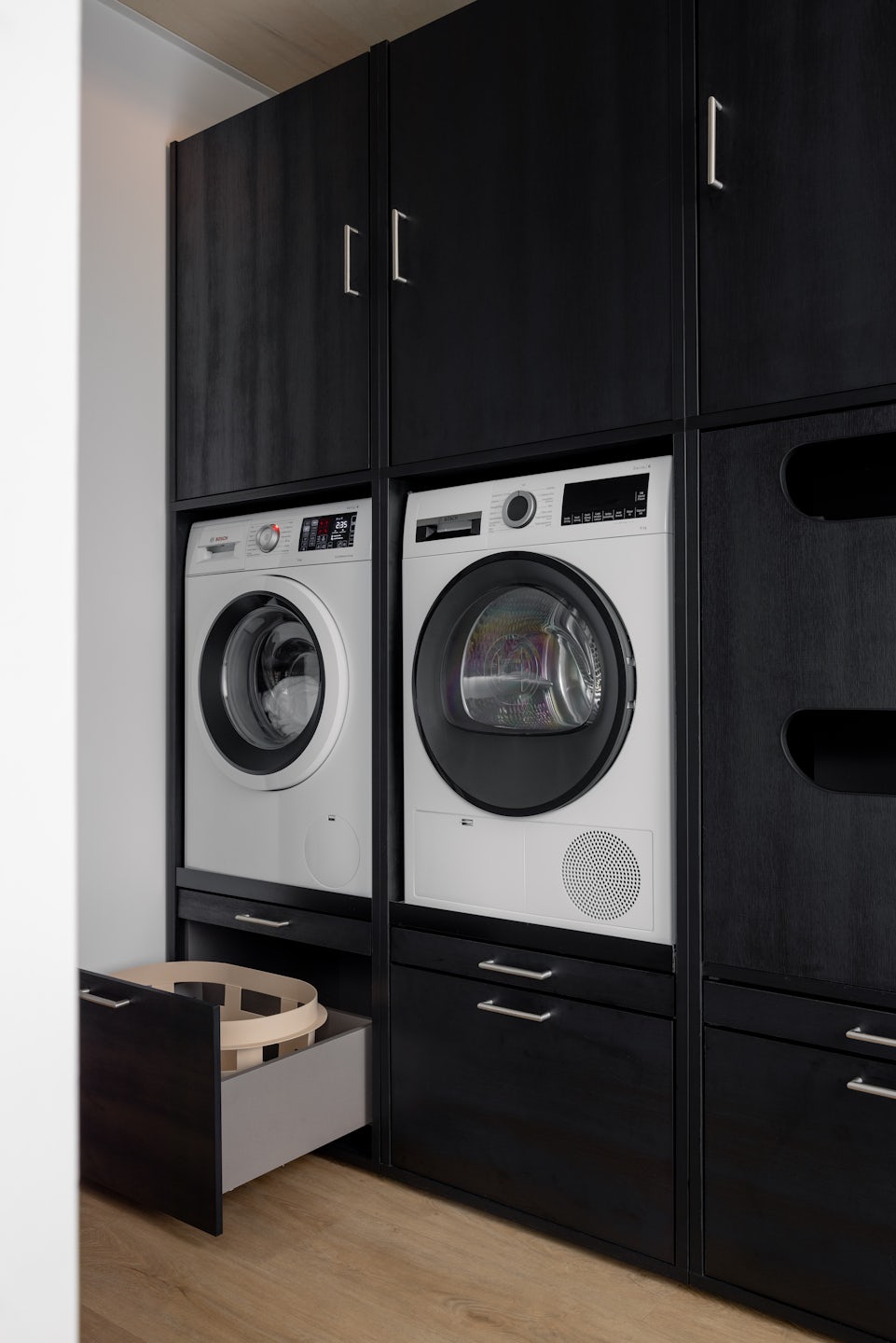 dubbele wasmachine onderkast zwart met lade voor wasmand of wasproducten en uittrekplateau voor wasmand met opzetkasten verhoger