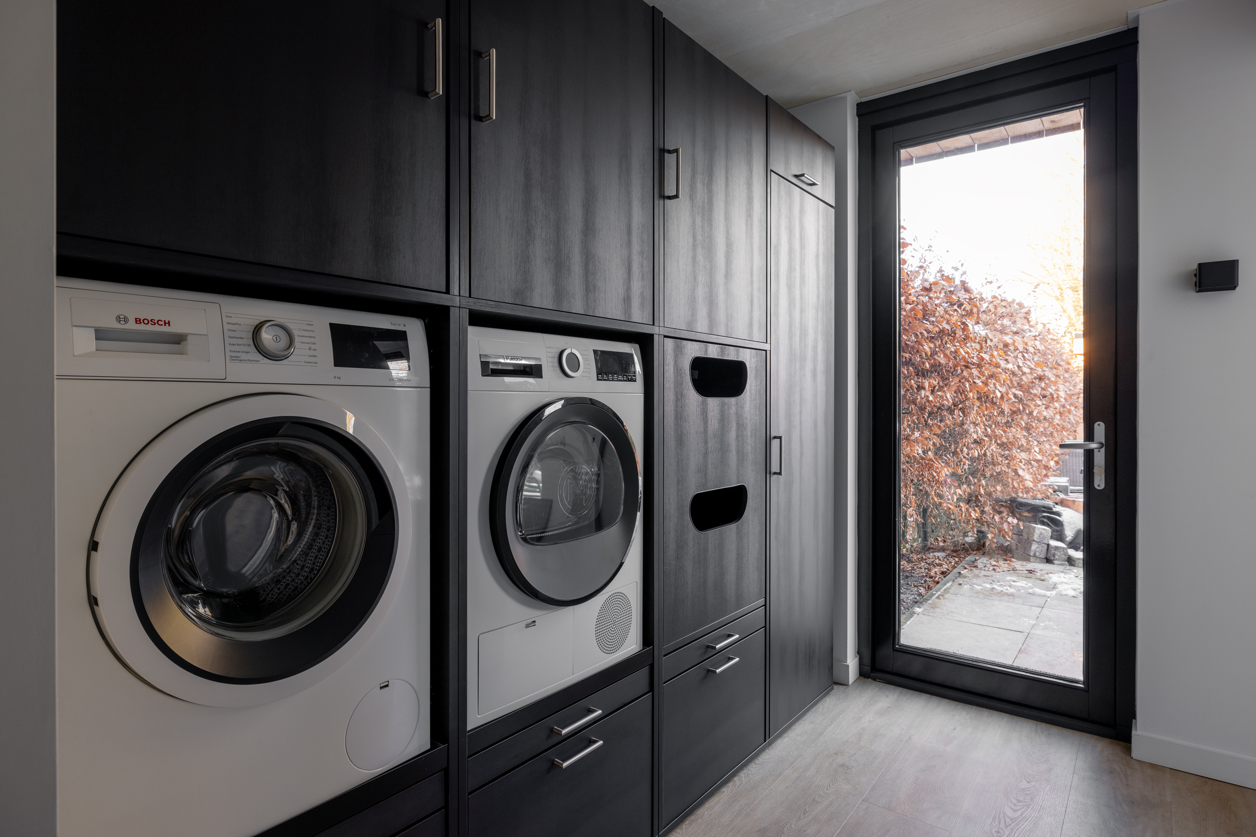 amenagement buanderie noir meuble machine à laver sèche linge