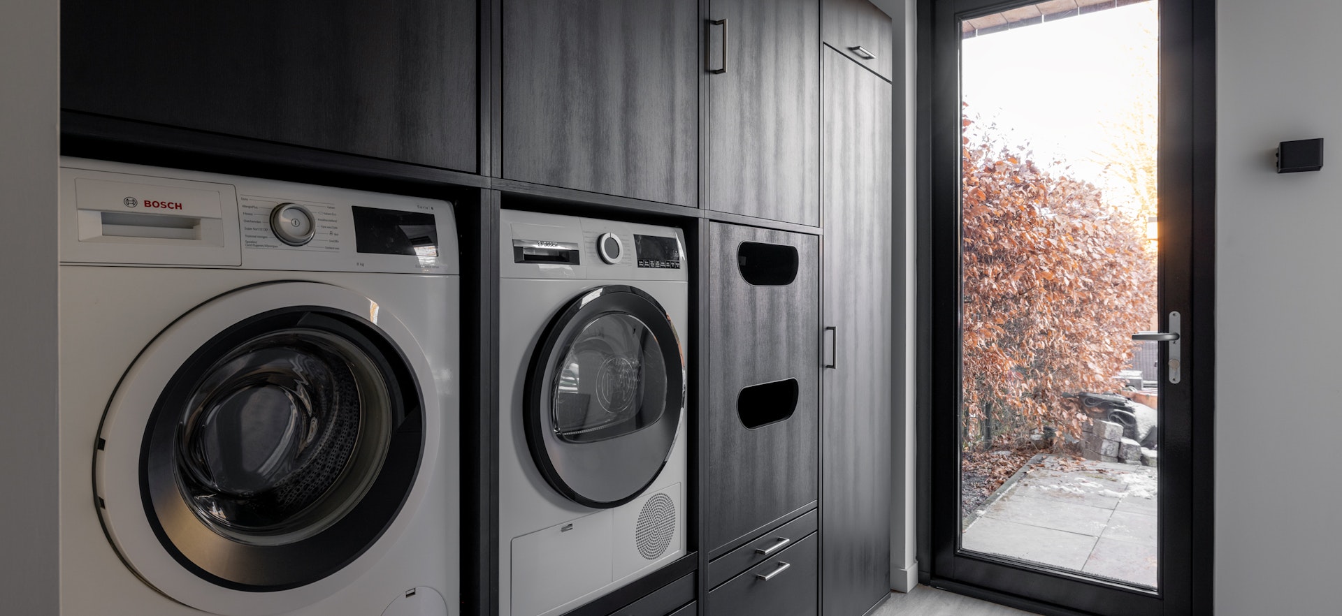 amenagement buanderie noir meuble machine à laver sèche linge