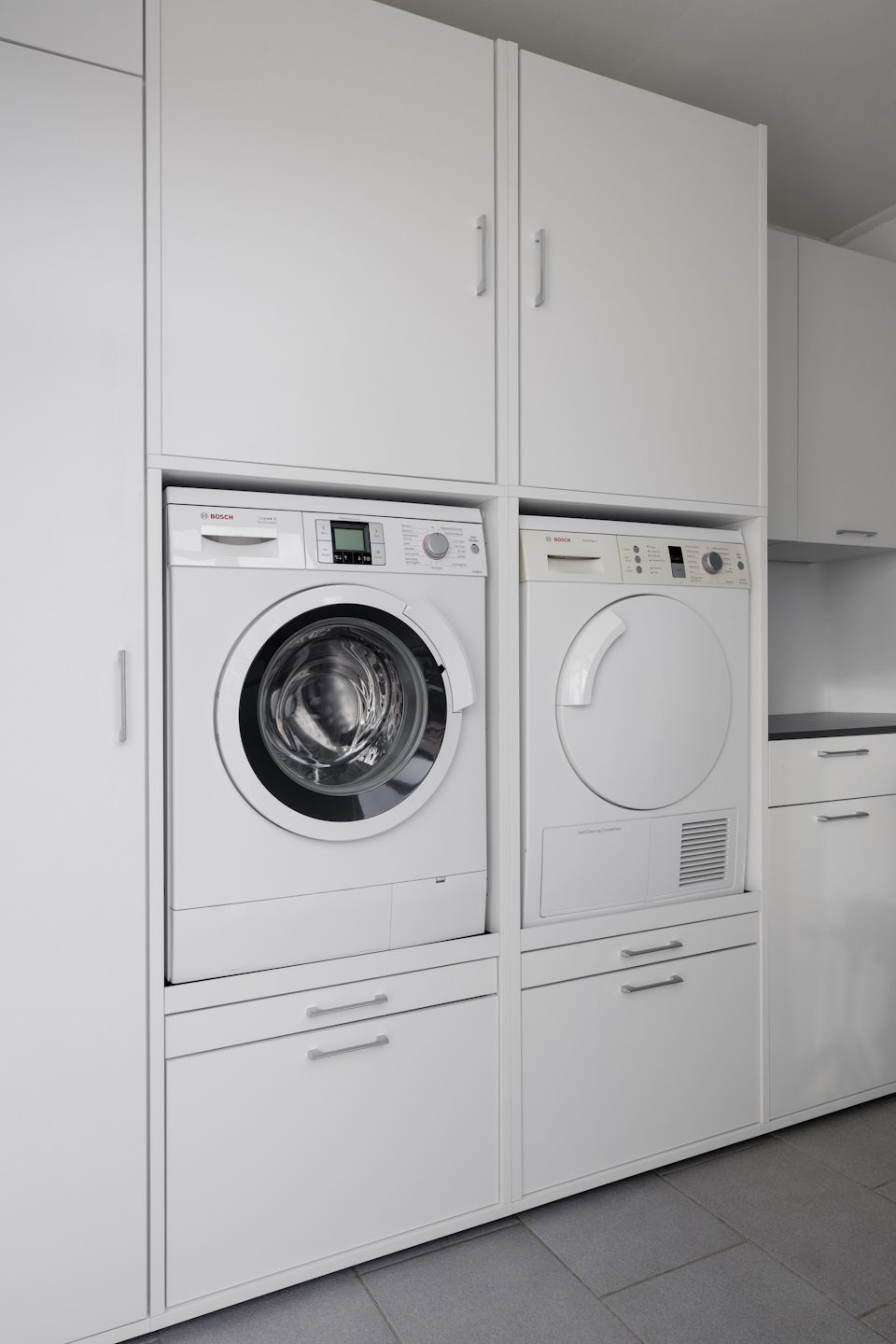 een wasmachine ombouw is perfect voor het plaatsen van een wasmachine en droger naast elkaar. Deze ombouwkast van Wastoren is helemaal veilig, met lade voor de wasmand
