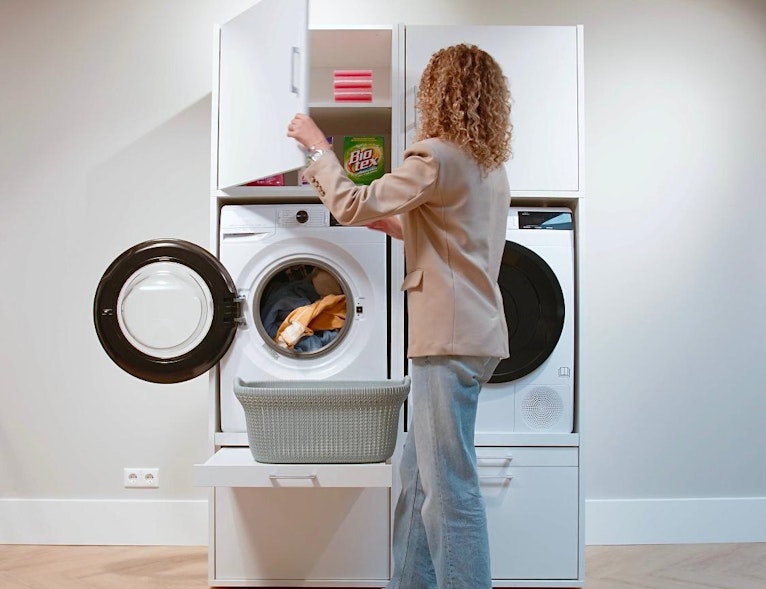 dubbele wasmachine kast met verschillende opbergkasten met een uittrekplateau voor je wasmand. Ontdek onze wasmachine kasten en je kan eindelijk weer met plezier de was doen!