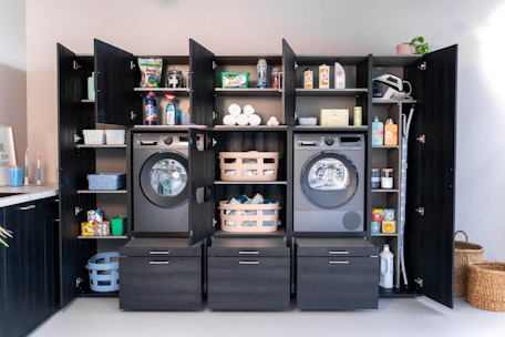 Wasmachine opbergkast in het zwart voor in de bijkeuken met verschillende opbergmogelijkheden en opbergkasten inspiratie idee interieur voor in de bijkeuken