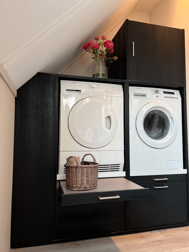 Wasmachine/wasdroger kast om de droger boven de wasmachine te plaatsen met deuren Wasmachine/wasdroger kast om de droger boven de wasmachine te plaatsen met deuren
