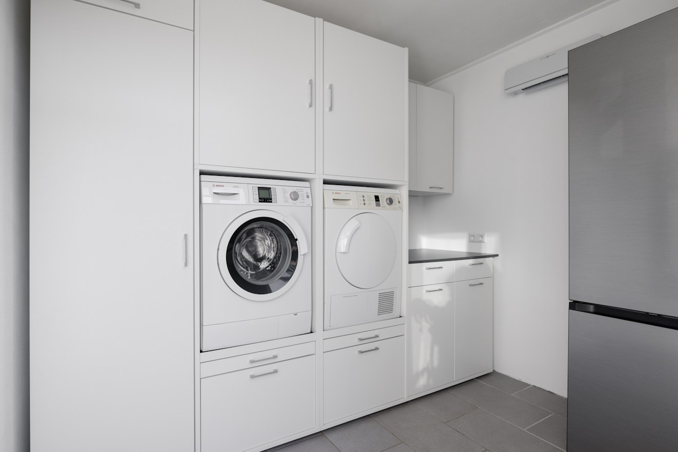 Washtower Washtower's inpiration page where the set-up is an exaple of a utility room with a side by side washing machine and tumble dryer cabinets with extra storage space